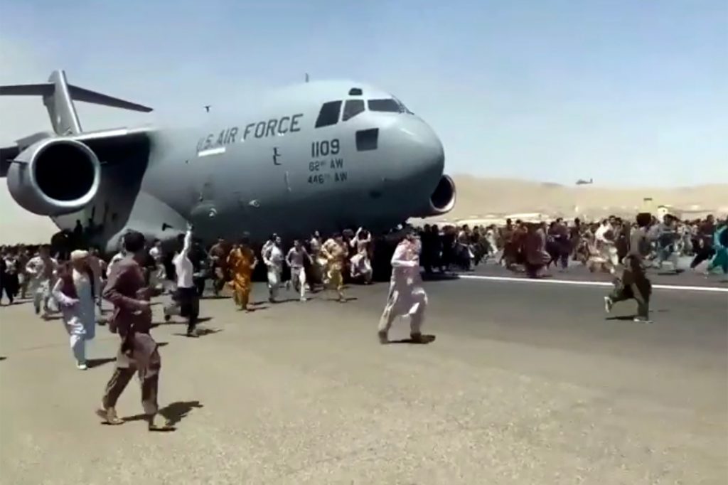 Corpo afegão encontrado no trem de pouso de avião militar saindo do aeroporto de Cabul